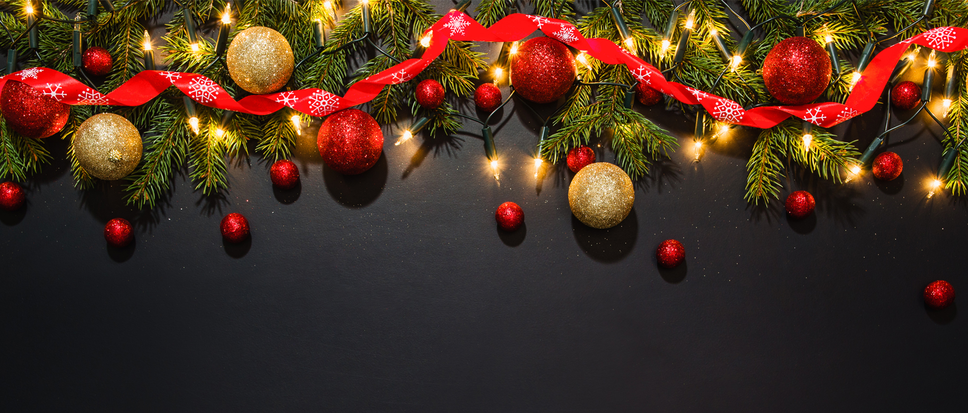 Granris, ljus, julkulor på mörk bakgrund.