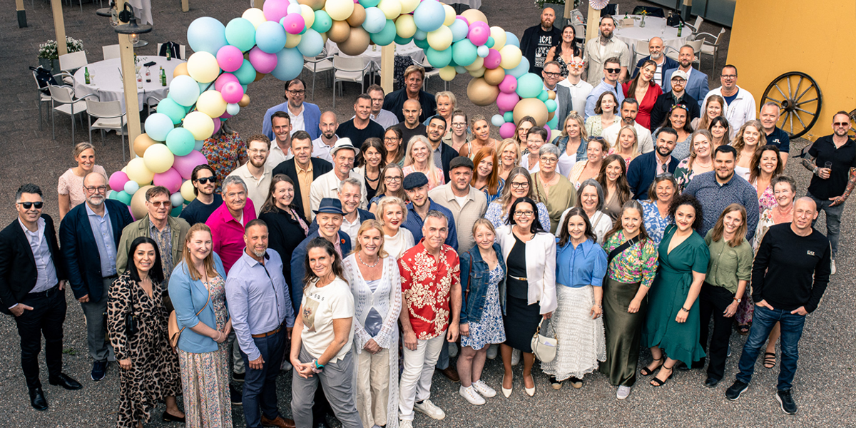 Gruppbild på människor