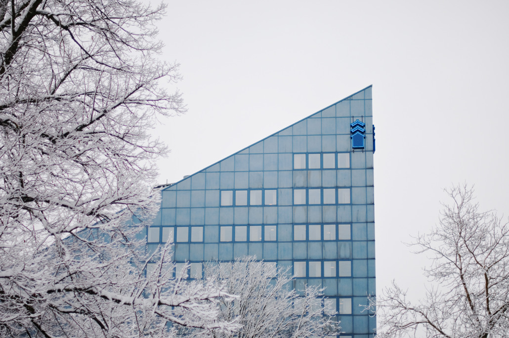 Exteriör vinterbild på fasad.